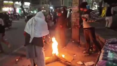 भभुआ: शहर में कड़ाके की ठंड से जनजीवन प्रभावित, प्रमुख चौक चौराहे पर अलाव की गई व्यवस्था