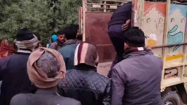 चंदौसी: मंझावली स्थित उधान केन्द्र के जंगलों में पेड़ पर लटका मिला युवक का शव, मौके पर पहुंची पुलिस और फोरेंसिक टीम