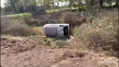 पारोळा: करंजी गावाजवळ ओमनी व्हॅन चा तोल जाऊन व्हॅन झाली पडली