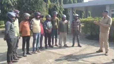 निवास: जिले के चौकी मनेरी में पुलिस ने 'हेलमेट पहनेगी मंडला' अभियान के तहत चलाया जागरूकता अभियान, लोगों को हेलमेट वितरित किए