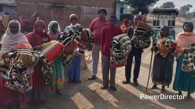 सारवां: कड़ाके की ठंड से बचाव के लिए कुमाहा पंचायत में मुखिया व पंचायत सेवक द्वारा कंबल वितरण