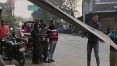 मिश्रिख: पिसावां इलाके में प्रशासन की बुलडोजर कार्रवाई का असर, दुकानदारों ने अपने आक्रमण को खुद ही हटाया