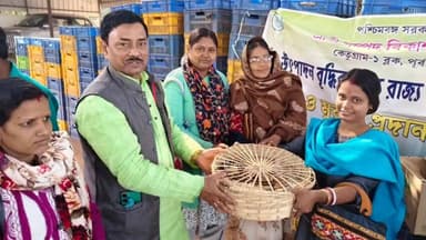 কেতুগ্রাম ১: ডিমের উৎপাদন বাড়াতে উপভোক্তাদের হাতে উন্নত প্রজাতির মুরগির ছানা প্রদান উপভোক্তাদের হাতে তুলে দিলেন কেতুগ্রামের বিধায়ক