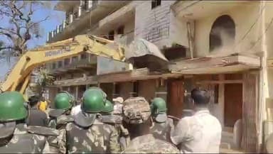 केशकाल: NH-30 केशकाल शहर में शासकीय भूमि पर हुए अतिक्रमण पर प्रशासन ने चलवाया बुलडोजर, माहौल बना गहमा-गहमी का