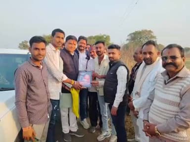 हाटपिपल्या: NSUI ने सावित्री बाई फुले के नाम पर शासकीय महाविद्यालय करने की मांग की, विधायक मनोज चौधरी को सौंपा ज्ञापन