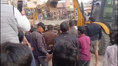 नौगांव: धोर्रा का मंदिर में निर्माणाधीन तोरण द्वार धराशाई, चपेट में आने से 1 मजदूर की मौत, 3 गंभीर!