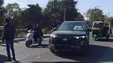 નખત્રાણા: નખત્રાણા પોલીસ સ્ટેશન સામે અકસ્માત ; કાર અને બાઈકના અકસ્માતમાં બાઇક ચાલકને ગંભીર ઈજા