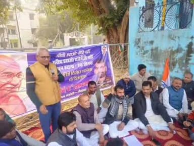 महोली: महोली में मनरेगा से महात्मा गांधी का नाम हटाए जाने के विरोध में कांग्रेस कार्यकर्ताओं ने किया एकदिवसीय सत्याग्रह उपवास