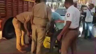 தாராபுரம்: ரேஷன் கார்டு இருந்தும் பொங்கல் பரிசு தொகுப்பு கிடைக்கவில்லை என தாராபுரம் பூக்கடை கார்னரில் போராட்டத்தில் ஈடுபட்டவரால் பரபரப்பு