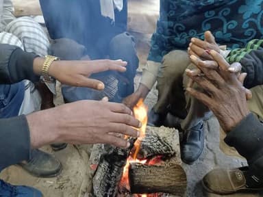 #सर्दी का बढ़ता सितम-कोहरा
#हाड़ कपकपा देने वाली ठंड में अलाप का सहारा