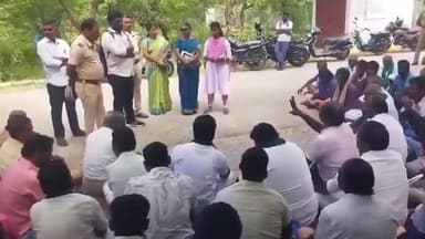 விளாத்திகுளம்: புதூர் வேளாண்மை அலுவலகம் முன்பு விவசாயிகள் மிளகாய் கொத்தமல்லிக்கு காப்பீட்டுத் தொகை வழங்க கோரி போராட்டம்