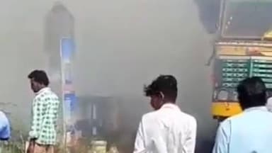 పామర్రు: మర్రివాడ వద్ద అగ్ని ప్రమాదం.. వరిగడ్డి లారీ దగ్ధం