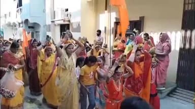 सनावद: सनावद में 11 जनवरी को हिंदू सम्मेलन के आयोजन को लेकर बस्तियों में निकली कलश यात्रा