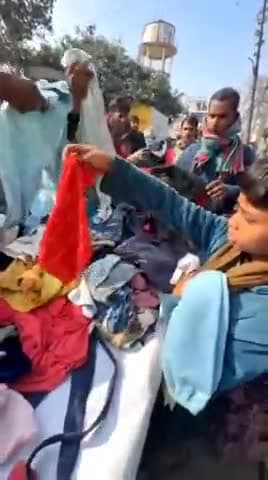 सिधौली: सिधौली कस्बे में नगर पंचायत RR सेंटर ने गरीब एवं जरूरतमंदों को निशुल्क पुराने कपड़े किए वितरण