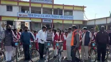 चांद: शासकीय कन्या विद्यालय चांद में छात्राओं को साइकिल का वितरण किया गया
