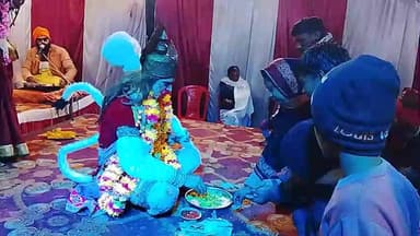 भौखारा में चल रहे श्री राम कथा में आज हनुमान जी अपने हाथों से कर रहे प्रसाद वितरण