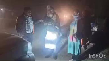 थावे: थावे सीओ ने असहाय लोगों के बीच रात में सड़क पर कंबल का वितरण किया, लोगों को मिली राहत