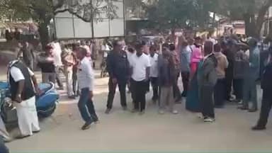 धरियावद: धरियावद में महिला की मौत पर समाजजनों ने किया प्रदर्शन, आरोपी की गिरफ्तारी की मांग, SDM को सौंपा ज्ञापन