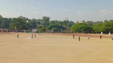 गढ़ाकोटा: दशहरा मैदान में विधानसभा स्तरीय क्रिकेट टूर्नामेंट में 8 टीमों के बीच खेले गए मैच