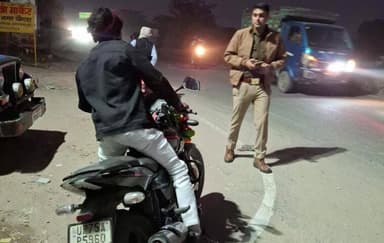 ताखा: ऊसराहार थाना प्रभारी ने क्षेत्र में चलाया वाहन चेकिंग अभियान