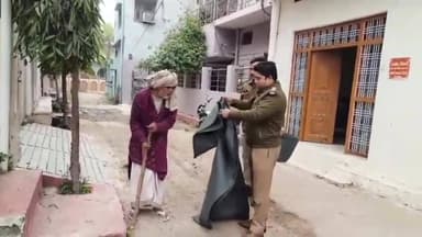 मानवीय संवेदना की प्रेरक मिसाल बने दतिया टीआई धीरेंद्र कुमार मिश्रा।
दतिया - कड़ाके की ठंड में जब आमजन सर्दी से बचने के...