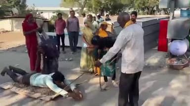 खातेगांव: 1008 नुकीली कीलों पर लेटकर नर्मदा तट पहुंच रहा शख्स, 15 किमी की यात्रा देख लोगों के रोंगटे खड़े हुए