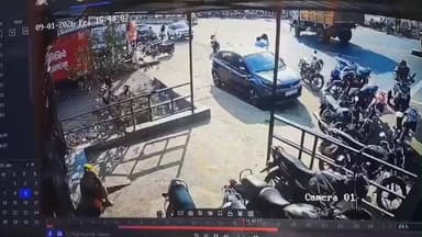 घट्टिया: घट्टिया में डंपर में घुसी बाइक, सवार की मौत, सीसीटीवी में कैद हुई घटना