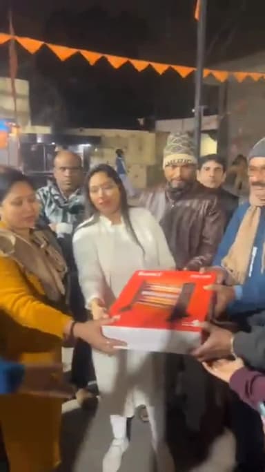 शाहदरा: घड़ोली पार्षद प्रियंका गौतम ने क्षेत्र के सुरक्षा गार्डों को इलेक्ट्रिक हीटर वितरित किए