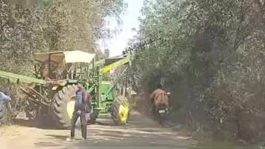 पखांजूर: एसेबेड़ा में बिजली पोल निर्माण में अनियमितता, सड़क ब्लॉक कर किया जा रहा बिजली पोल का कार्य