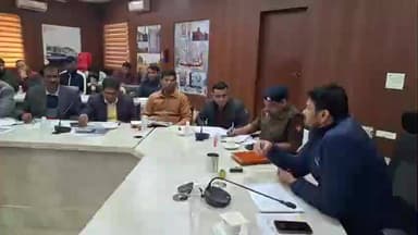 मुहम्मदाबाद: गाजीपुर के राइफल क्लब में जिला सड़क सुरक्षा समिति की बैठक जिलाधिकारी अविनाश कुमार की अध्यक्षता में संपन्न हुई