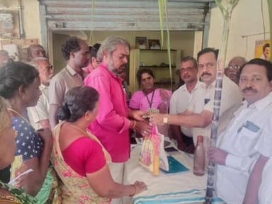 திருக்கழுக்குன்றம்: திருக்கழுக்குன்றத்தில் பொங்கல் பரிசு தொகுப்பினை பேரூராட்சி மன்ற தலைவர் யுவராஜ் வழங்கினார்