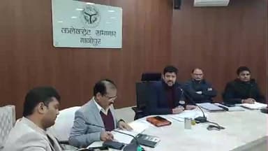 सेवराई: गाजीपुर के जिलाधिकारी अविनाश कुमार ने राइफल क्लब में गोआश्रय स्थलों को लेकर की समीक्षा बैठक