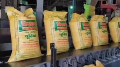 मुंगावली: मुंगावली में डबल लॉक केंद्र और निजी विक्रेताओं को एनएफएल कंपनी की यूरिया प्राप्त हुई