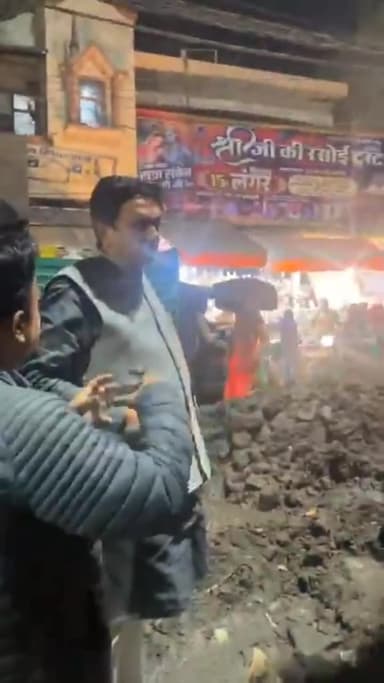 शाहदरा: विधायक संजय गोयल ने भोलानाथ नगर में पानी की पाइपलाइन बदलने के कार्य का निरीक्षण किया