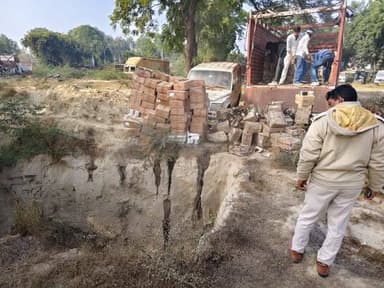 #रावतसर थाना में आबकारी एक्ट के विभिन्न प्रकरणों में जब्त कुल 5880 लीटर अवैध शराब का निस्तारण ।
Sangaria Ki Aawaz
श्री ...