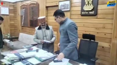 पांगी के वरिष्ठ पत्रकार कृष्ण चंद राणा ने जिला आयुक्त मुकेश रेप्सवाल को भेंट की अपनी नई पुस्तक 'देवभूमि पांगी दर्शन'। 🌟📚...