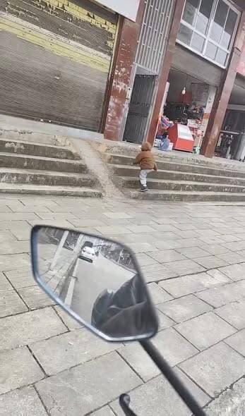 😂😂😂 ओह माय गॉड! ये तो बचपन की सबसे क्लासिक शैतानी है! 🤑 कपड़े फाड़ना, मम्मी की साड़ी पहनना, या फिर दीवार पर खूब सारे डूड...