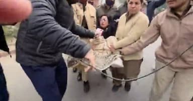 बड़ी खबर-
बंगाल के बवाल पर दिल्ली में गृह मंत्रालय के बाहर प्रदर्शन
प्रदर्शन के दौरान TMC सांसद महुआ मोइत्रा, कीर्ति आ...