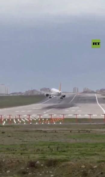 इस्तांबुल एयरपोर्ट पर पेगासस की एक फ़्लाइट के साथ जो हुआ, वो वाकई चिंताजनक है! तूफ़ान की वजह से लैंडिंग अवॉर्ट करना पड़ा...