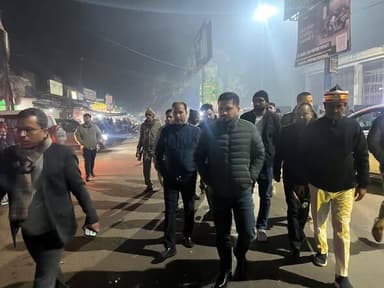 बाराबंकी अपडेट 🌡️
डीएम श्री शशांक त्रिपाठी ने नवाबगंज तहसील में रैन बसेरों और अलाव स्थलों का किया निरीक्षण, व्यवस्थाएं ...