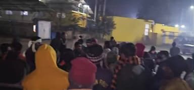 बिनोला फ्लिपकार्ट में रातों रात किए गए पैसे कम वर्कर्स ने की हड़ताल निकाला कंपनी से बाहर छीने गए उनके आईडी कार्ड........