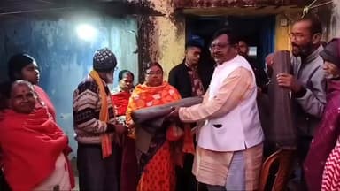 কাশীপুর: আদ্রা বিজেপি কার্যালয় থেকে শীতার্ত ৭৫ জন মানুষের হাতে কম্বল তুলে দিলেন বিধায়ক কমলাকান্ত হাঁসদা