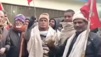 साहेबपुर कमाल: बिहार प्रांतीय खेतीहर मजदूर यूनियन व किसान सभा के कार्यकर्ताओं ने प्रखंड पर दिया धरना