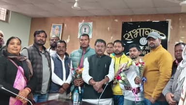 चान्हो: बंधु तिर्की ने नवनिर्वाचित युवा कांग्रेस कार्यकर्ताओं को किया सम्मानित