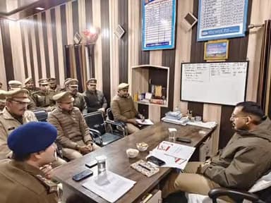 जानसठ: थाना भोपा पुलिस स्टेशन परिसर में कानून व्यवस्था को ध्यान में रखते हुए एसपी ग्रामीण ने पुलिस अधिकारियों के साथ की मीटिंग
