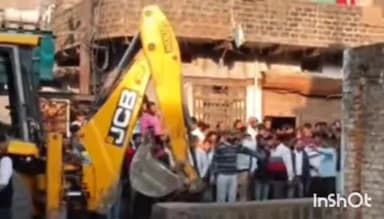 राघोगढ़: राघोगढ़ बाजार में प्रशासन का बुलडोजर, सड़क पर अतिक्रमण तोड़ा, पुलिस बल मौजूद