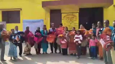 मुसाबनी: पश्चिमी मुसाबनी पंचायत में मुखिया बसंती सोरेन ने असहायों के बीच घर-घर जाकर कंबल वितरण किया