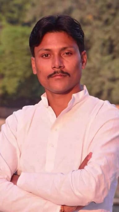 सिर्फ़ हंगामा खड़ा करना मेरा मक़्सद नहीं
मेरी कोशिश है कि ये सूरत बदलनी चाहिए
मेरे सीने में नहीं तो तेरे सीने में सही
ह...