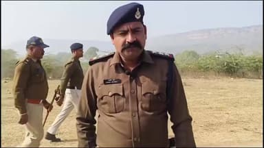 विजयराघवगढ़: कैमोर नगर परिषद क्षेत्र में बढ़ रहे अवैध अतिक्रमण को लेकर पहुंचा पुलिस दल, दी जानकारी