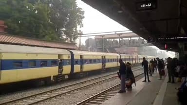 पटना गया रेलखंड पर जहानाबाद आरपीएफ पुलिस ने सिंगरोली एक्स्प्रेस साहित्य तेरह लोगों को किया गिरफ्तार।
#BiharNews #viralp...